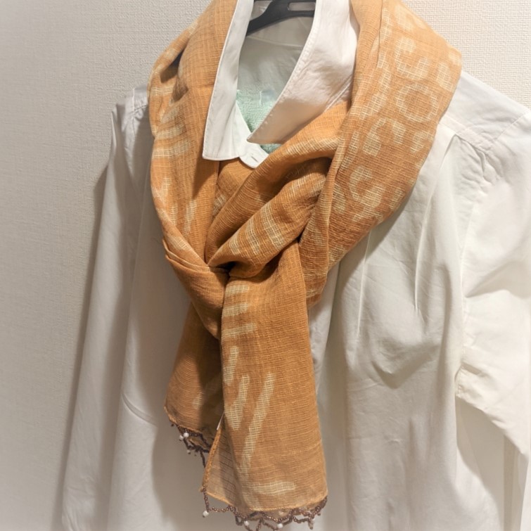 コタドリアのスカーフ（マスタードイエロー）着用イメージ