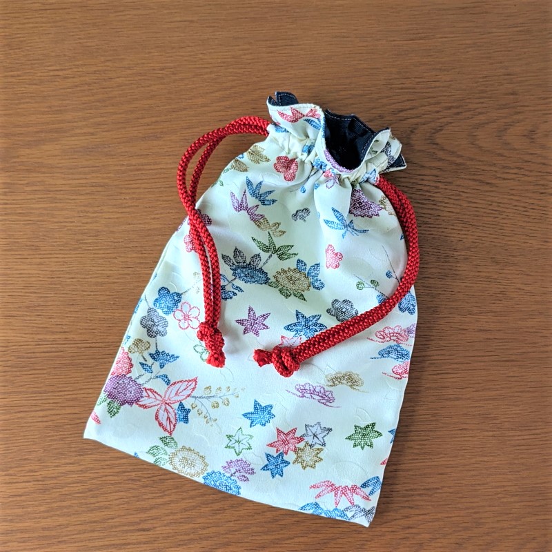 和服生地のリバーシブルな巾着