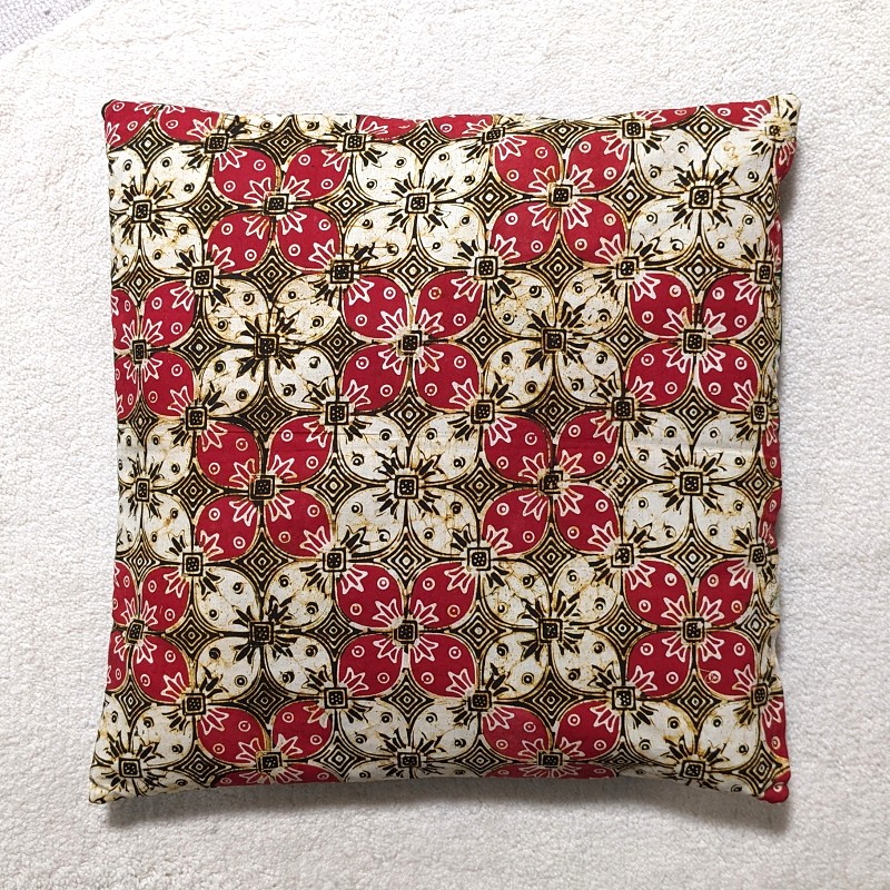 バティックのクッションカバー（カウォン）