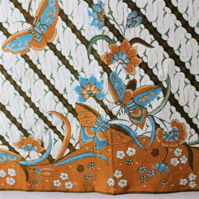 手描きバティックのサロン（パラン模様に水色の花と蝶）拡大