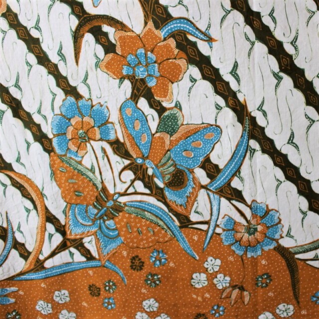 手描きバティックのサロン（パラン模様に水色の花と蝶）拡大