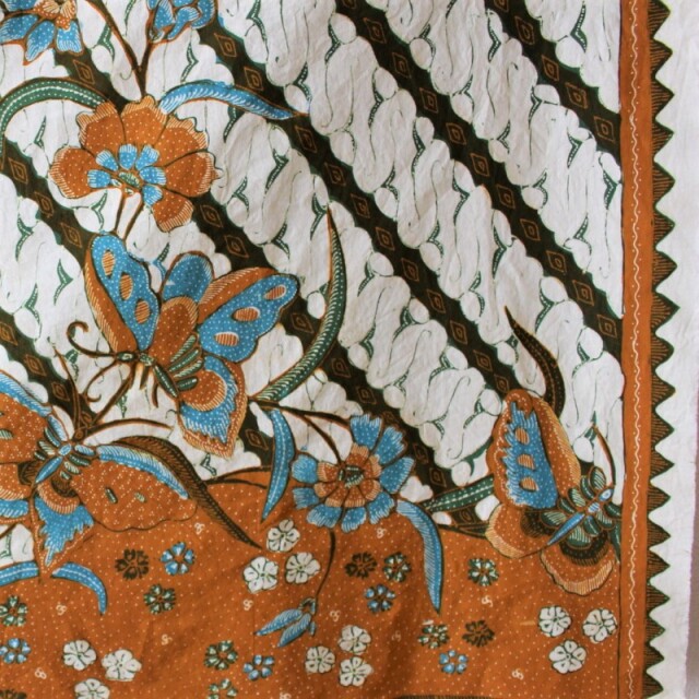手描きバティックのサロン（パラン模様に水色の花と蝶）拡大