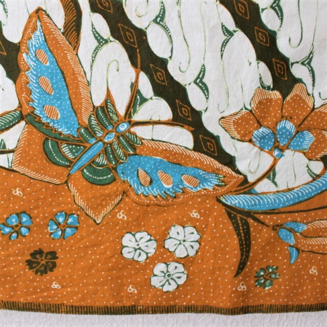 手描きバティックのサロン（パラン模様に水色の花と蝶）さらに拡大