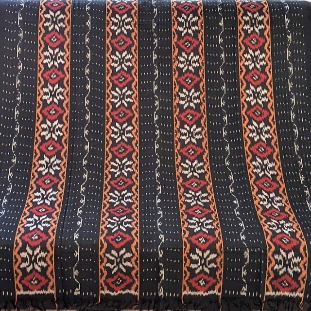 イカット・ジェパラ（赤い菱形に黄色のジグザグライン）