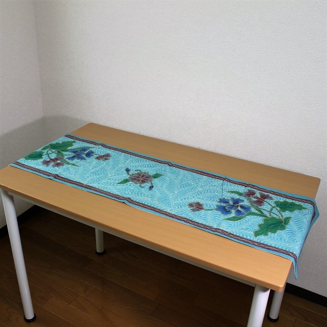 手描きバティックのテーブルランナー