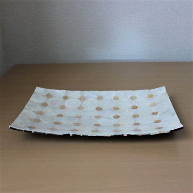 シェルとウッドのレクタングルトレー（水玉模様）横から