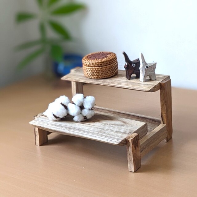 チークの脚付き２段トレー