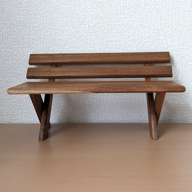 チークのディスプレイベンチ（正面）