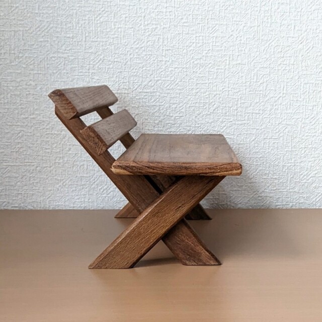 チークのディスプレイベンチ（側面）