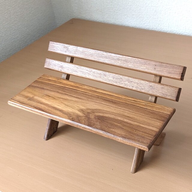 チークのディスプレイベンチ