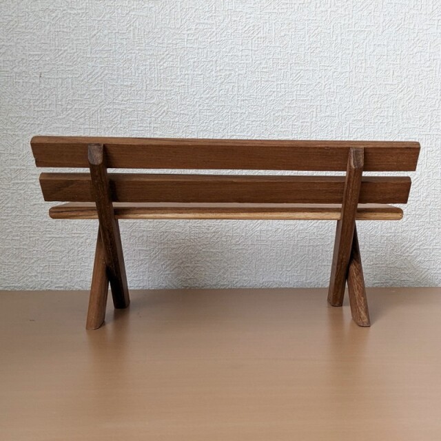 チークのディスプレイベンチ（背面）