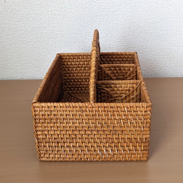 ラタンのカトラリーボックス（横から）