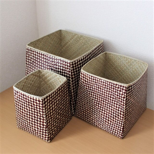 パンダン製チェック柄のスクエアバスケット