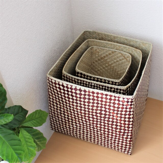 パンダン製チェック柄のスクエアバスケット（ネスト）