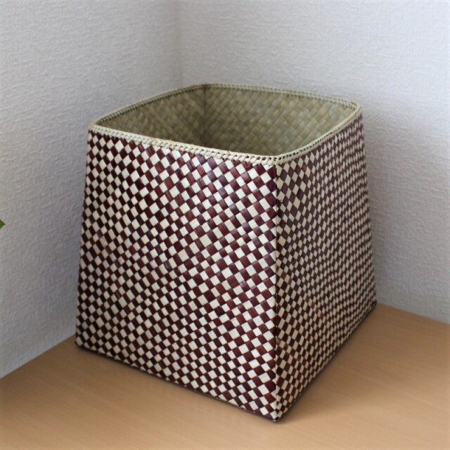 パンダン製チェック柄のスクエアバスケット