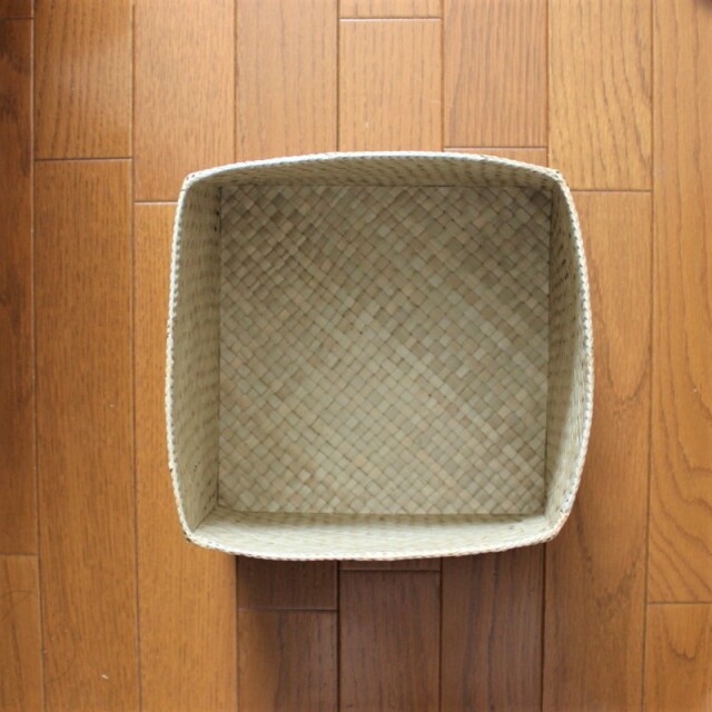 パンダン製チェック柄のスクエアバスケット（真上）