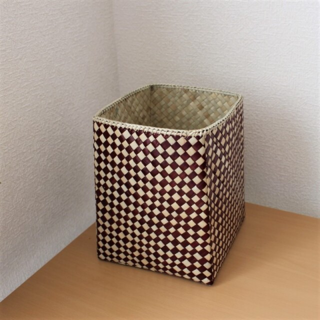 パンダン製チェック柄のスクエアバスケット（Sサイズ）