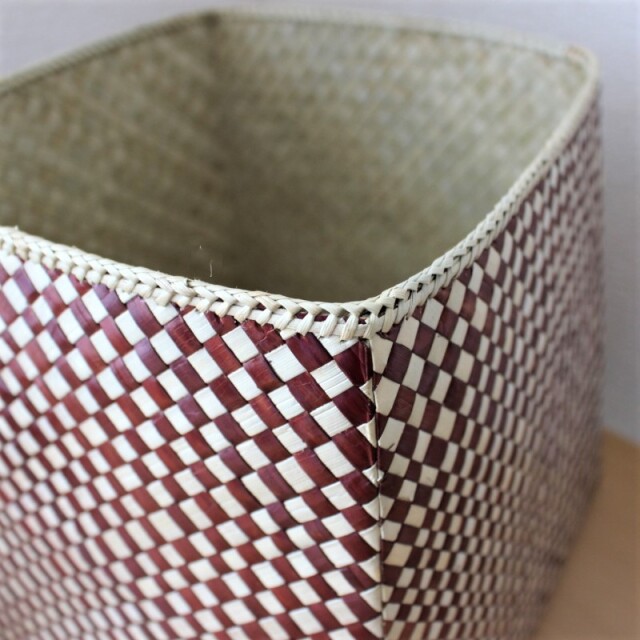 パンダン製チェック柄のスクエアバスケット（拡大）