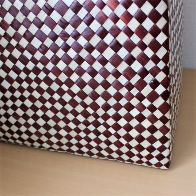 パンダン製チェック柄のスクエアバスケット（拡大）