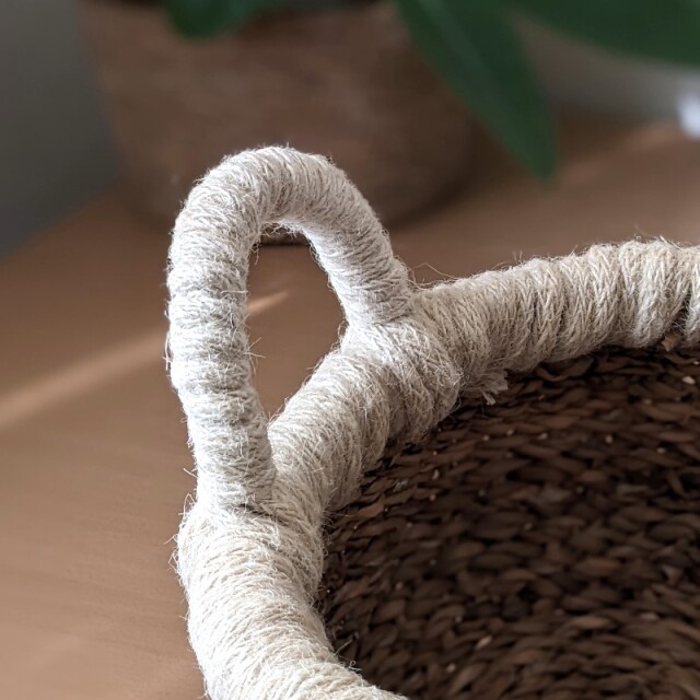 白い縁取りのまん丸バスケット（拡大）