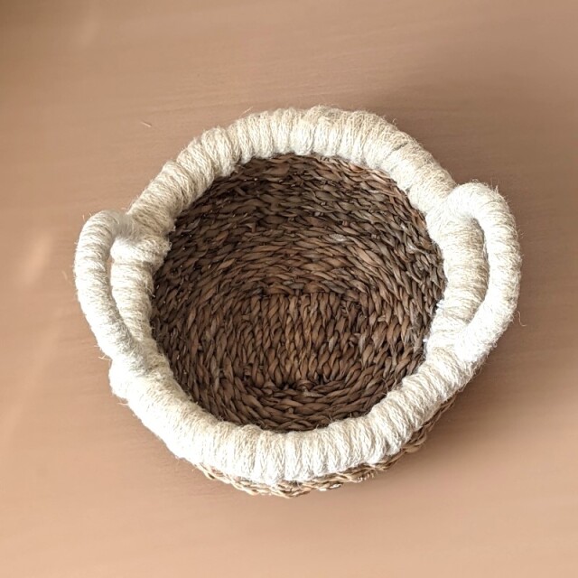 白い縁取りのまん丸バスケット（上から）
