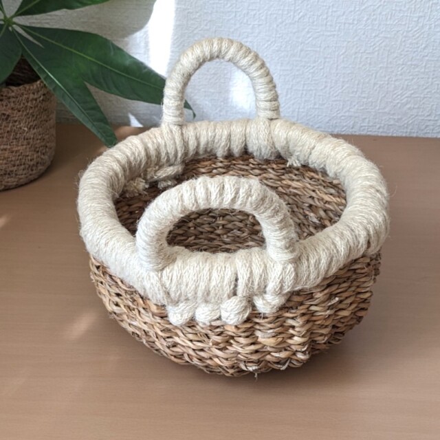 白い縁取りのまん丸バスケット（持ち手）