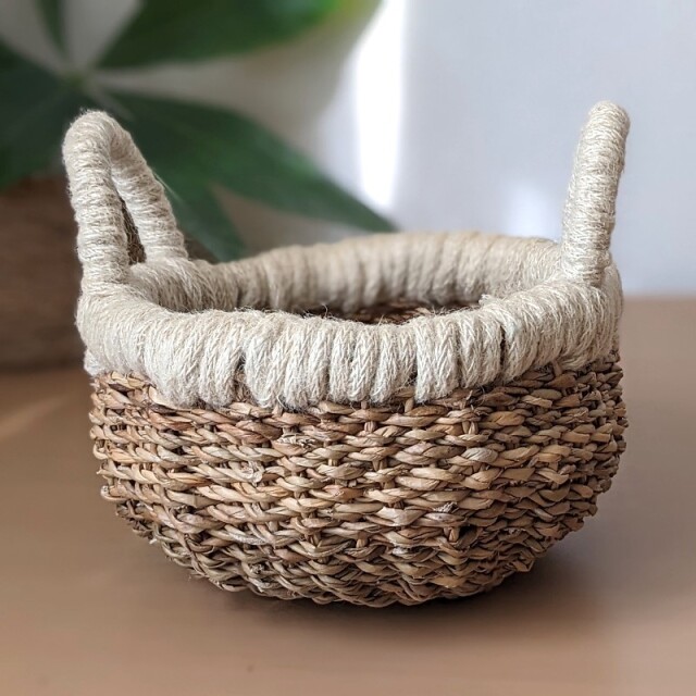 白い縁取りのまん丸バスケット（横から）