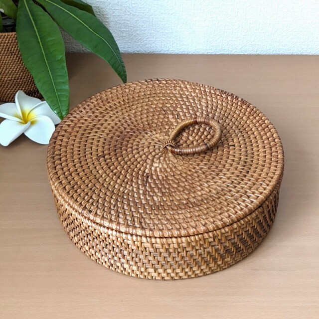 ラタンの仕切りバスケット（蓋付）