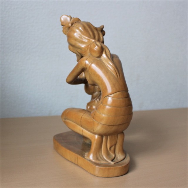 お祈りをする女性・ナチュラル