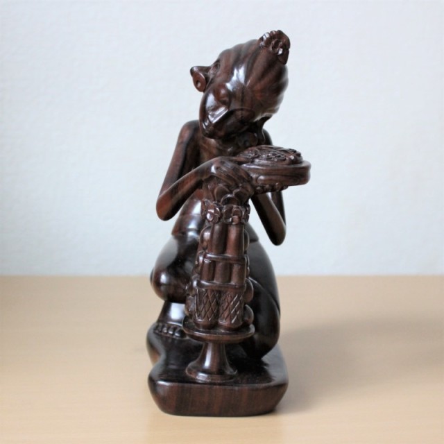 木彫り人形（お祈りをする女性・ブラック）