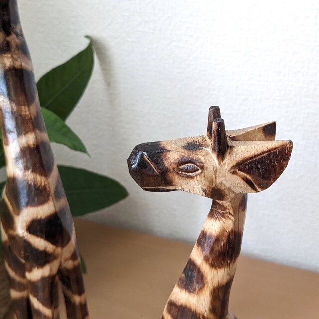 木彫りのキリン親子3匹セット（拡大）