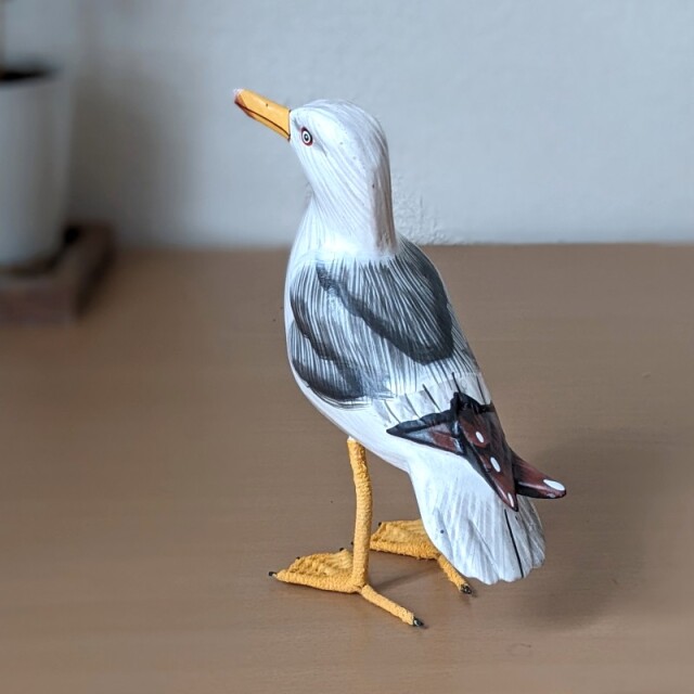 木彫りのカモメ（斜め後ろ）