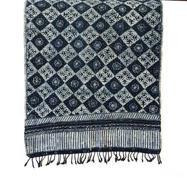 手描きバティックのタペストリー（インディゴ・格子柄・花）