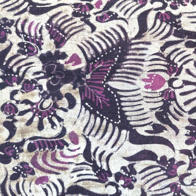 手描きバティックのタペストリー（パープル系・花と鳥）拡大