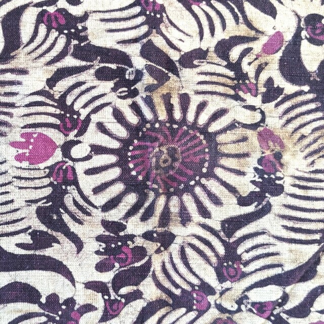 手描きバティックのタペストリー（パープル系・花と鳥）拡大