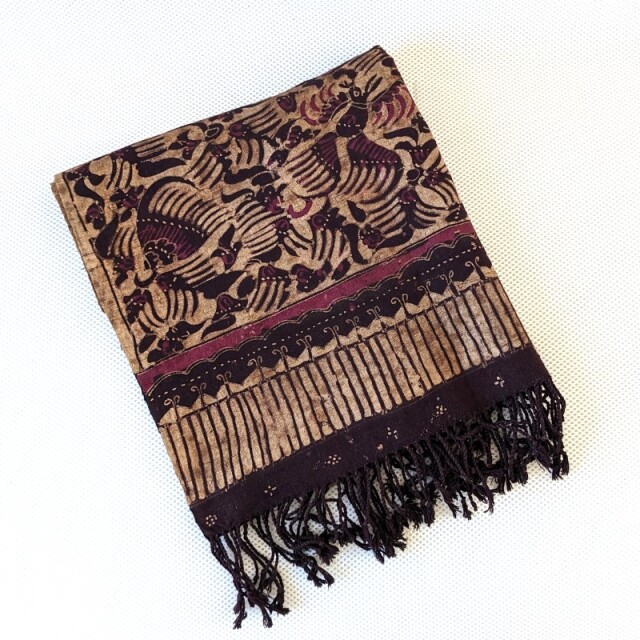 手描きバティックのタペストリー（パープル系・花と鳥）