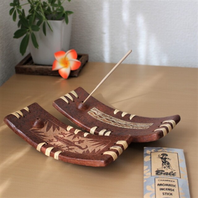 ロンボク島の素焼きインセンススタンド