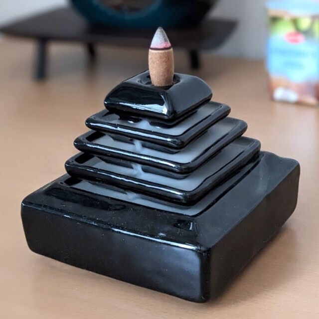 倒流香のインセンススタンド（ピラミッド）