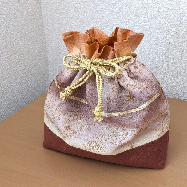 和柄のマチ付き巾着（ブラウン系・花模様）