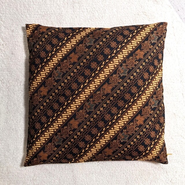 バティックのクッションカバー（パラン）