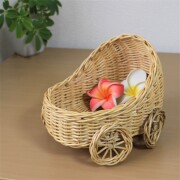 車輪の付いたラタンのバスケット