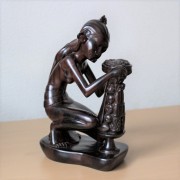 木彫り人形（お祈りをする女性・ブラック）
