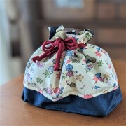 和服生地のマチ付き巾着（象牙色に植物柄）