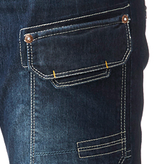 フラップ付きポケット（左側）