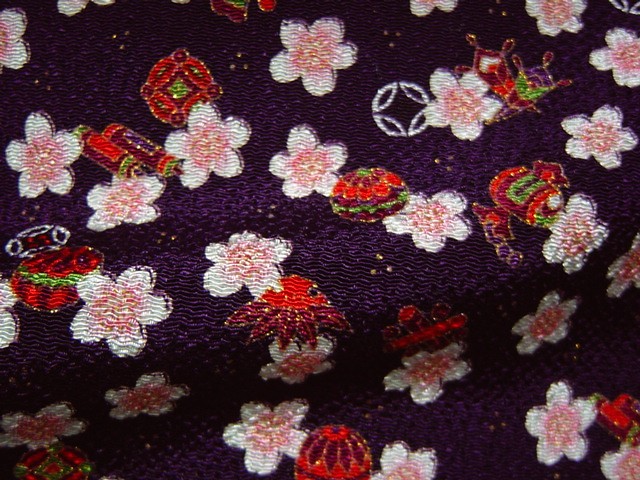和柄 生地 京友禅 金彩ちりめん 宝尽くし桜 (紫) 10cm単位 切り売り
