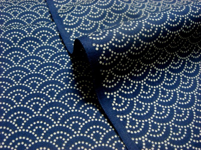 和柄 生地 綿 もめん生地  小紋 青海波 (紺) 1m単位 切り売り