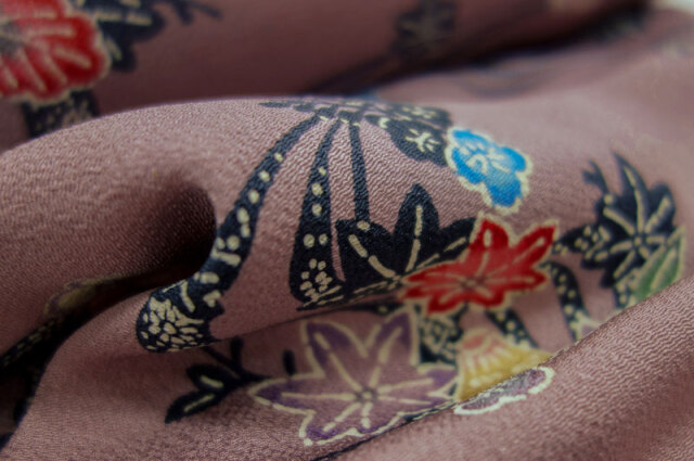 正絹 丹後ちりめん 紅型 流水笹花文 (薄梅紫)柄の縮緬生地なら都香庵