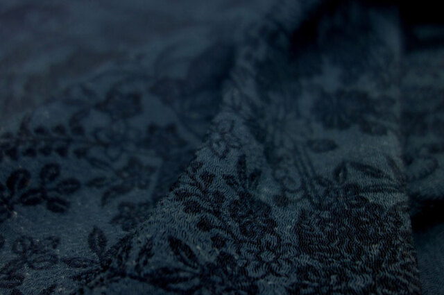 正絹　鬼縮緬地　上質な藍染小紋 裄長ゆったりサイズ　四季の花々 古典文様 正絹 鬼縮緬地 上質な藍染小紋 裄長ゆったりサイズ 四季の花々 古典