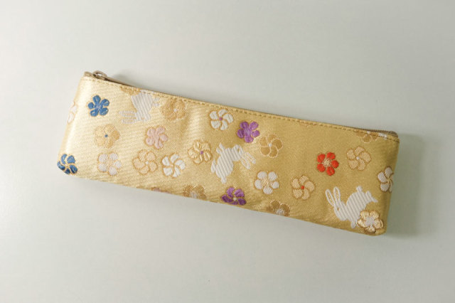 金襴小物入れ 花うさぎ（桑染）
