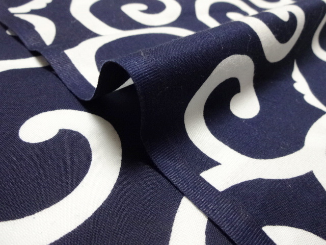 和柄 生地 綿 もめん生地  唐草・大 (紺) 1m単位 切り売り